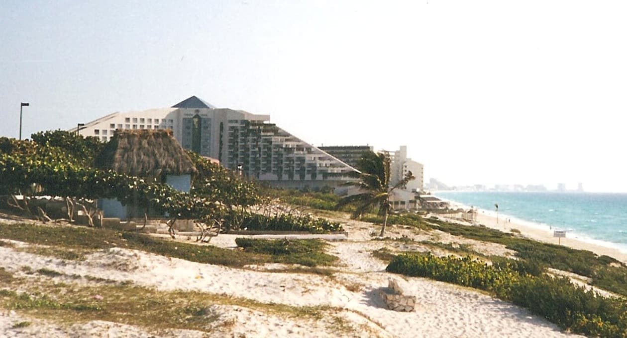 White sand beach and turquoise Caribbean water at Cancún